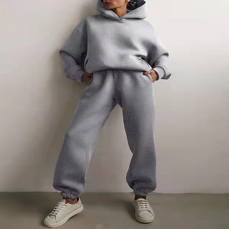 Kobieta w komplecie dresowym z bluzą z kapturem