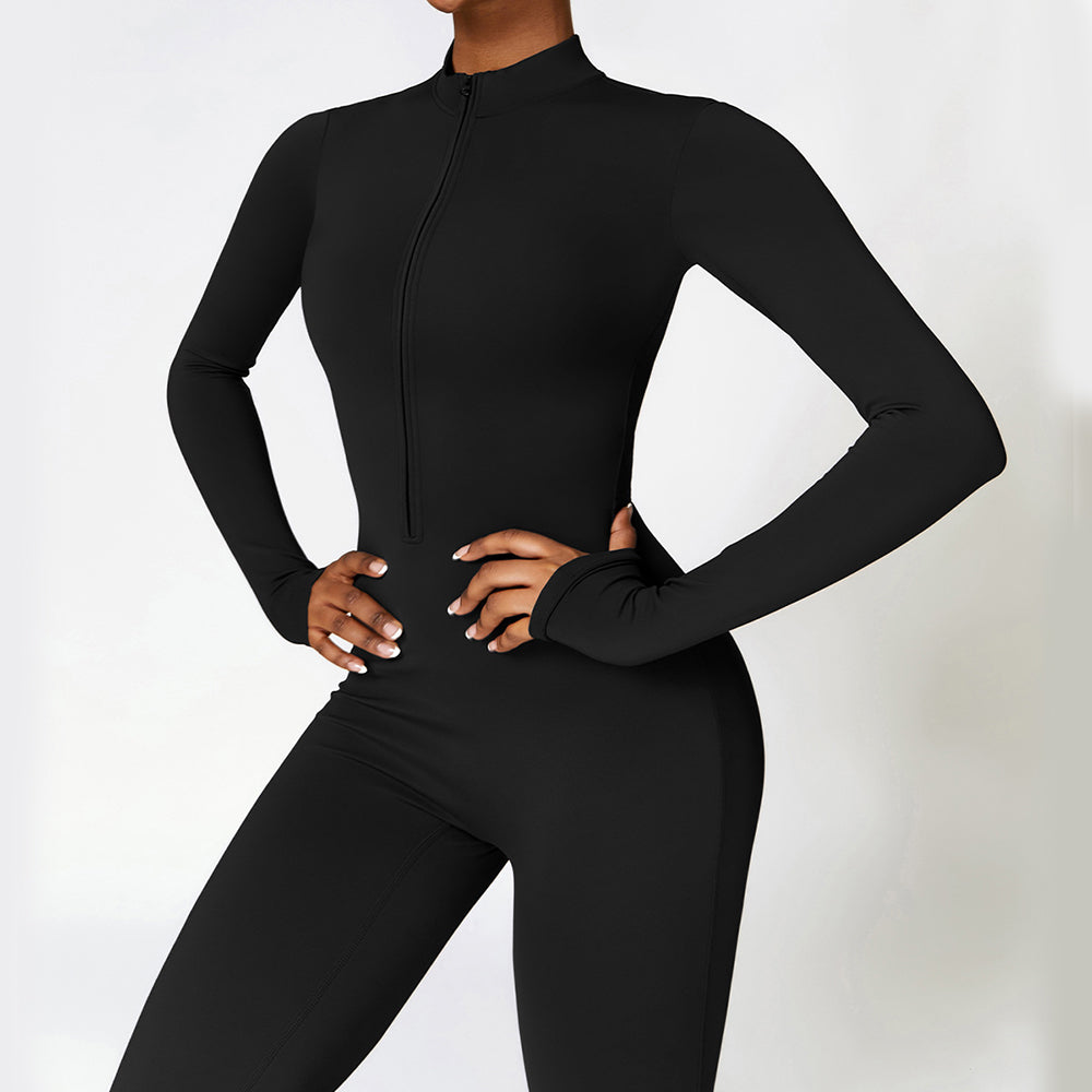 Kobieta w czarnym kombinezonie sportowym z zamkiem