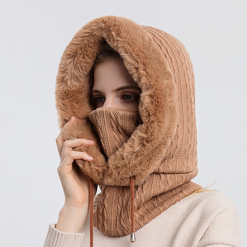 Kobieta w kominiarce z kapturem i futerkiem