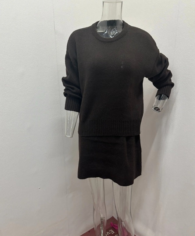 Kobieta w dzianinowym komplecie sweter i spódnica mini