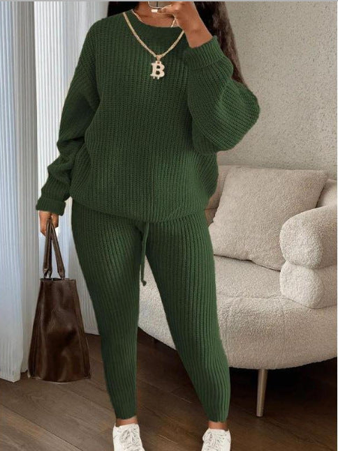 Kobieta w prążkowanym dzianinowym komplecie sweter i spodnie