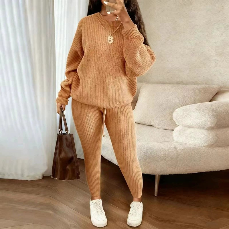 Kobieta w prążkowanym dzianinowym komplecie sweter i spodnie