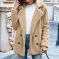 Kobieta w pluszowym płaszczu teddy z klapami