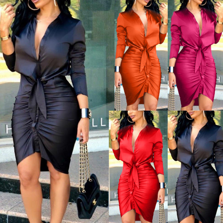 Kobieta w satynowej sukience koszulowej midi