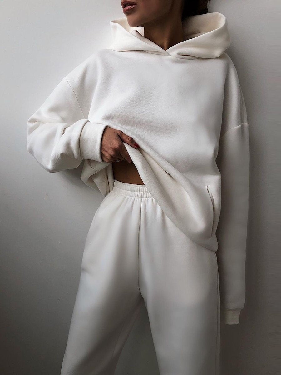 Kobieta w komplecie dresowym z bluzą z kapturem