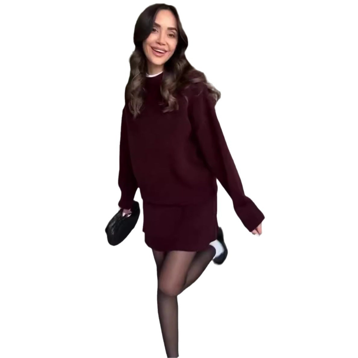 Kobieta w dzianinowym komplecie sweter i spódnica mini