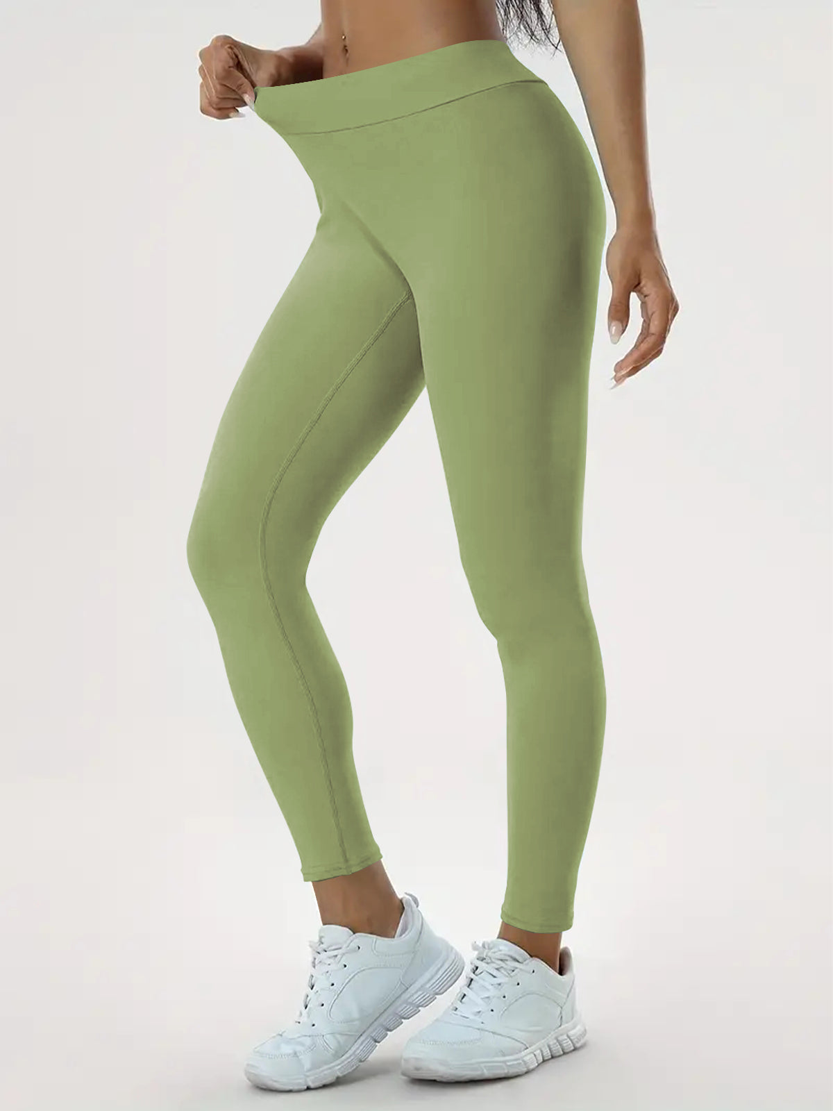 Kobieta w legginsach push up z wysokim stanem