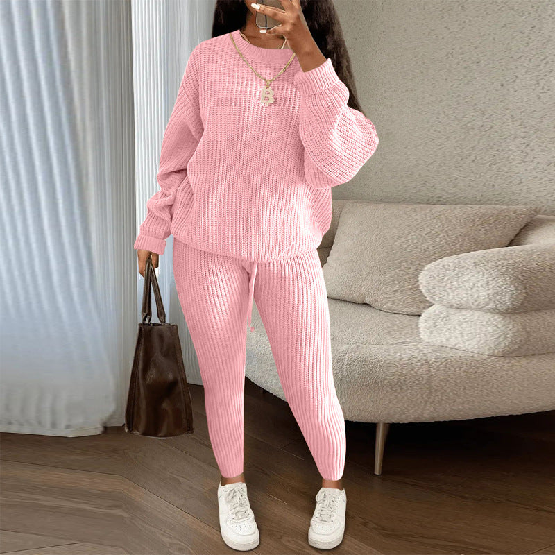Kobieta w prążkowanym dzianinowym komplecie sweter i spodnie