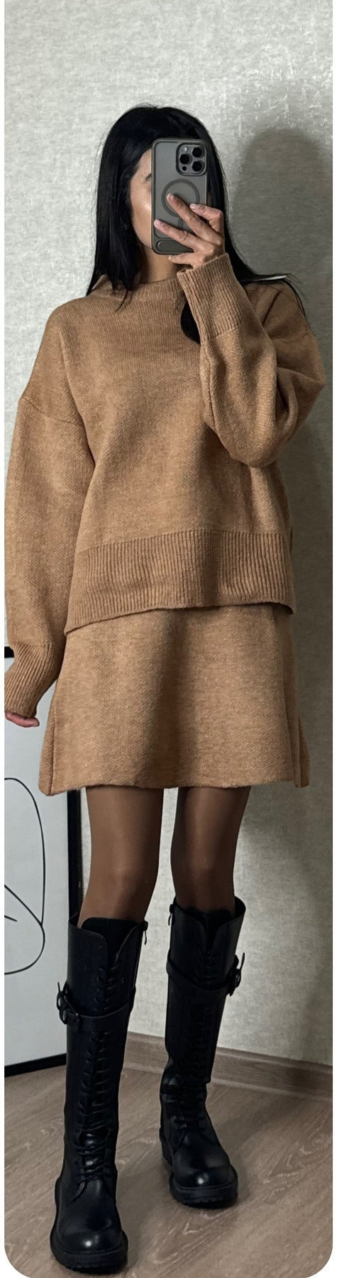 Kobieta w dzianinowym komplecie sweter i spódnica mini