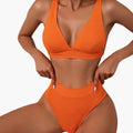Damski zestaw bikini z prążkowanej tkaniny z szerokimi ramiączkami i wysokim stanem