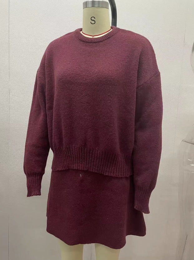 Kobieta w dzianinowym komplecie sweter i spódnica mini