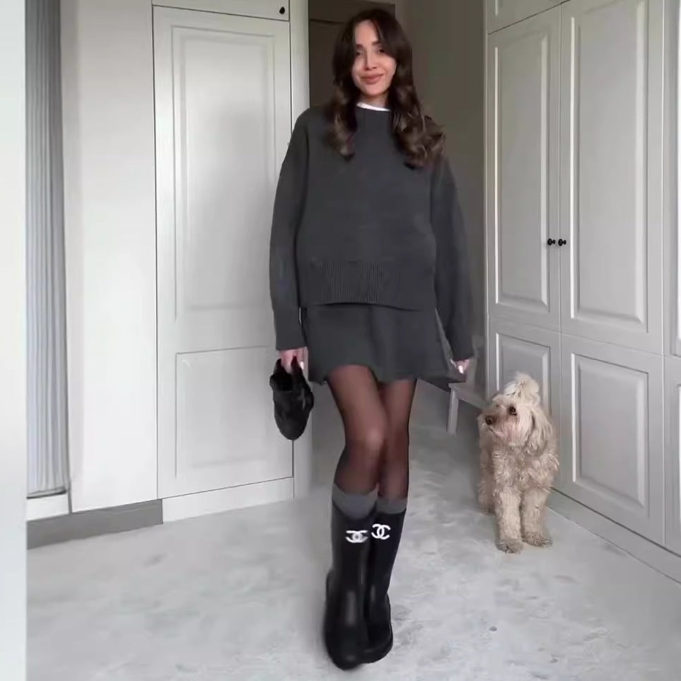 Kobieta w dzianinowym komplecie sweter i spódnica mini